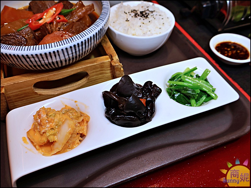 還有附炒時蔬、涼拌黑木耳、黃金泡菜等三款經典台式小菜，清清爽爽很開胃