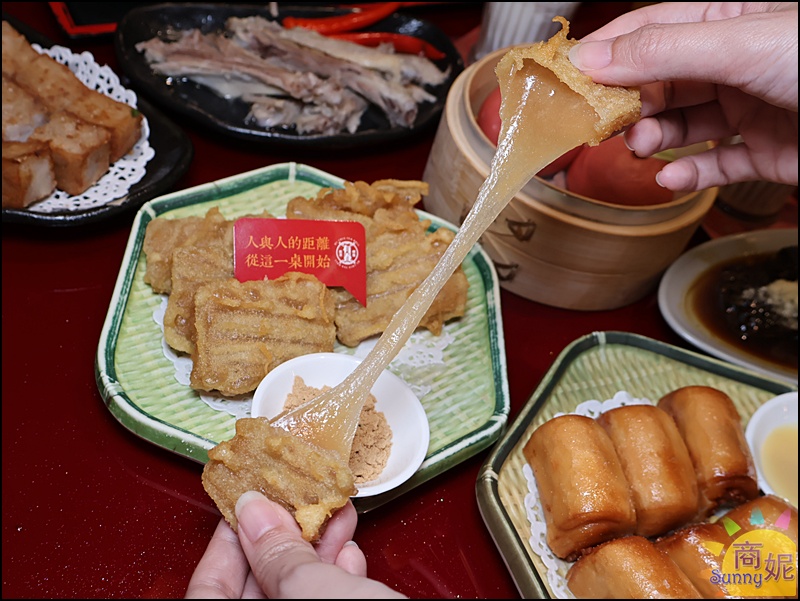 用手輕輕撕開立即感受到非常Q彈，微甜的滋味外酥內Q，沾麵茶粉更香更好吃