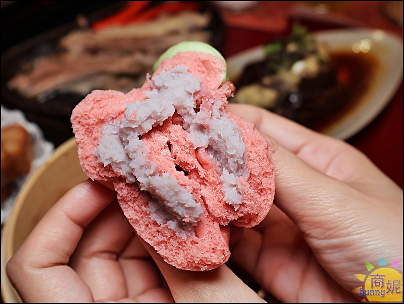 撕開可以看到滿滿的芋泥內餡，味道香甜卻不會膩口，好看又好吃