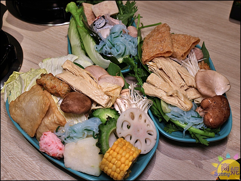 似錦涮|台中火鍋自助吧280元吃到飽!平日午後大胃王肉盤買一送一CP值超高，再送得獎手工蛋捲甜點控最愛