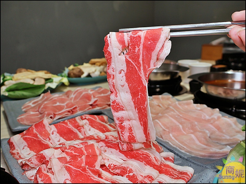 似錦涮|台中火鍋自助吧280元吃到飽!平日午後大胃王肉盤買一送一CP值超高，再送得獎手工蛋捲甜點控最愛