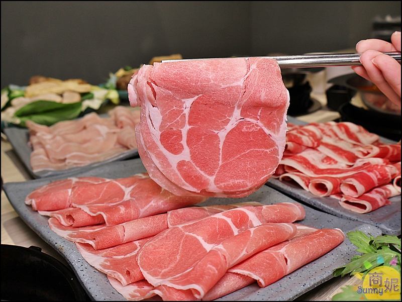 似錦涮|台中火鍋自助吧280元吃到飽!平日午後大胃王肉盤買一送一CP值超高，再送得獎手工蛋捲甜點控最愛