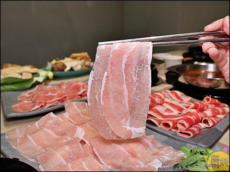 似錦涮|台中火鍋自助吧280元吃到飽!平日午後大胃王肉盤買一送一CP值超高，再送得獎手工蛋捲甜點控最愛