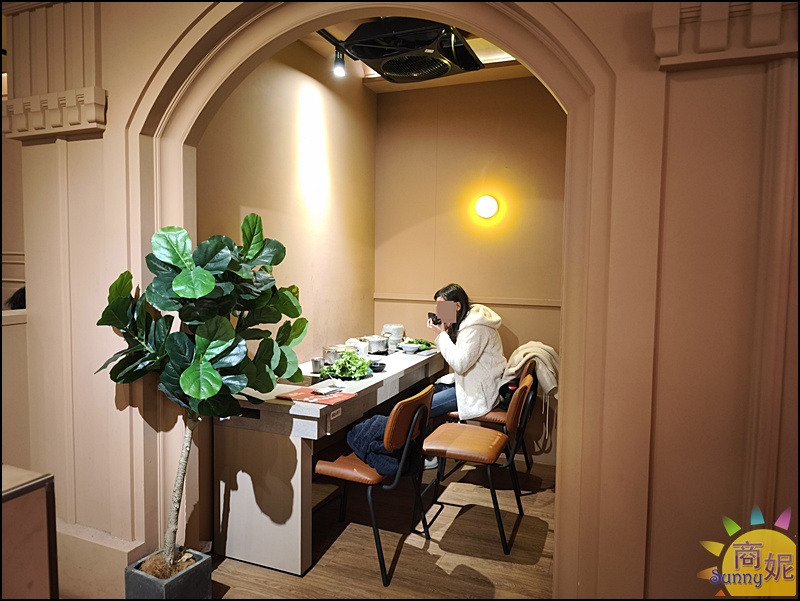 月團圓火鍋店內環境,貼心設計個人座位區,一個人吃鴛鴦鍋也自在