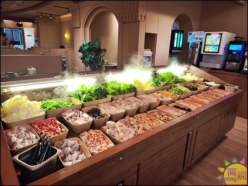 月團圓蔬食吃到飽自助吧,超過50種新鮮野菜與火鍋料無限供應