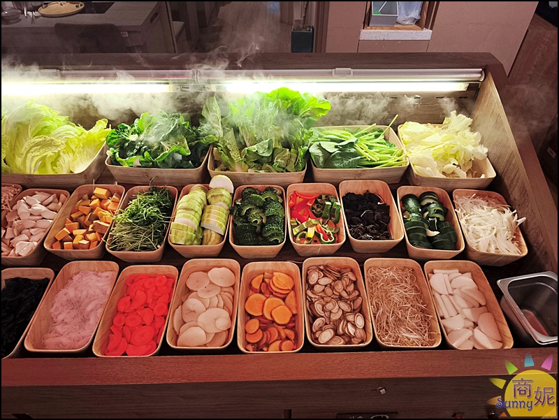 月團圓蔬食吃到飽自助吧，超過50種新鮮野菜與火鍋料無限供應