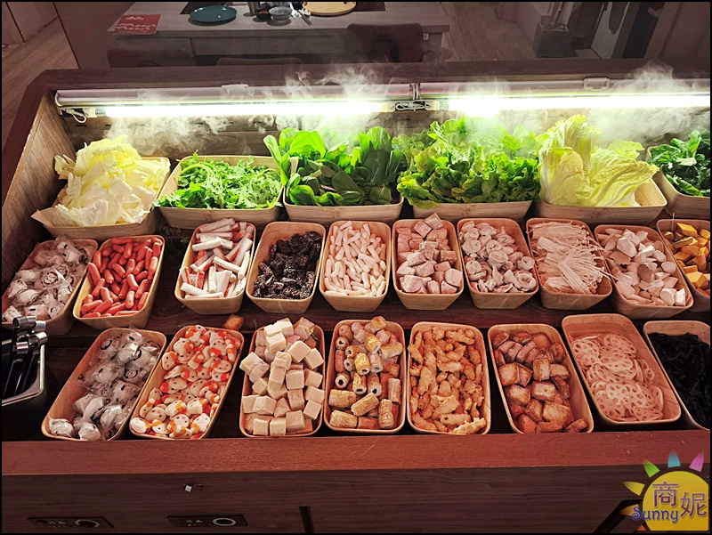 月團圓蔬食吃到飽自助吧,超過50種新鮮野菜與火鍋料無限供應