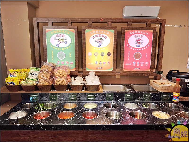 月團圓自助吧副食，推薦藜麥飯淋滷肉醬、咖哩醬及台中東泉辣椒醬