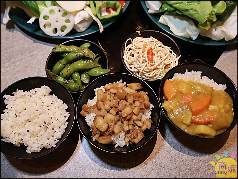 月團圓自助吧副食,推薦藜麥飯淋滷肉醬、咖哩醬及台中東泉辣椒醬