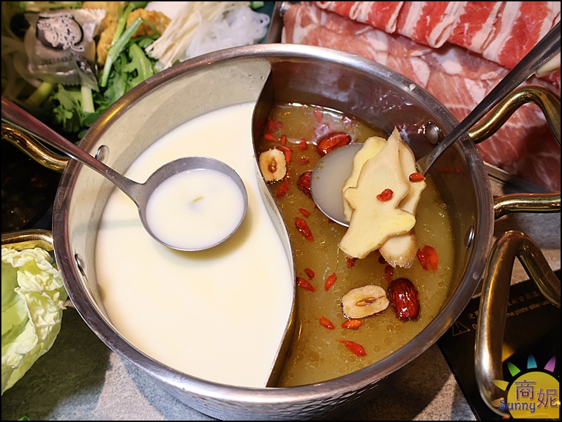 月團圓個人鴛鴦鍋湯底推薦:牛奶南瓜雞湯、老火川香麻辣與番茄雞湯