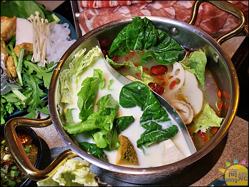 月團圓雞湯火鍋|台中個人鴛鴦鍋吃到飽!388元起50種蔬食自助吧吃到飽,8小時熬煮雞湯超好吃 月團圓雞湯火鍋|台中個人鴛鴦鍋吃到飽!388元起50種蔬食自助吧吃到飽,8小時熬煮雞湯超好吃