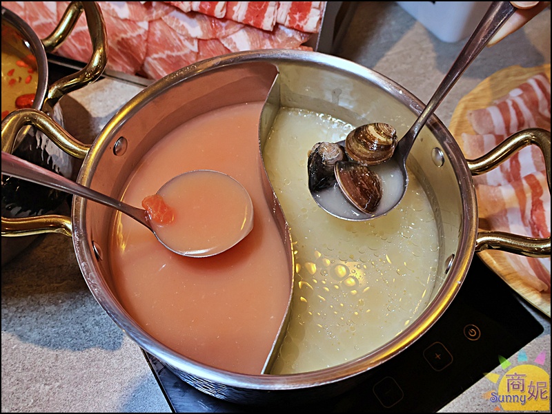 月團圓個人鴛鴦鍋湯底推薦:牛奶南瓜雞湯、老火川香麻辣與番茄雞湯