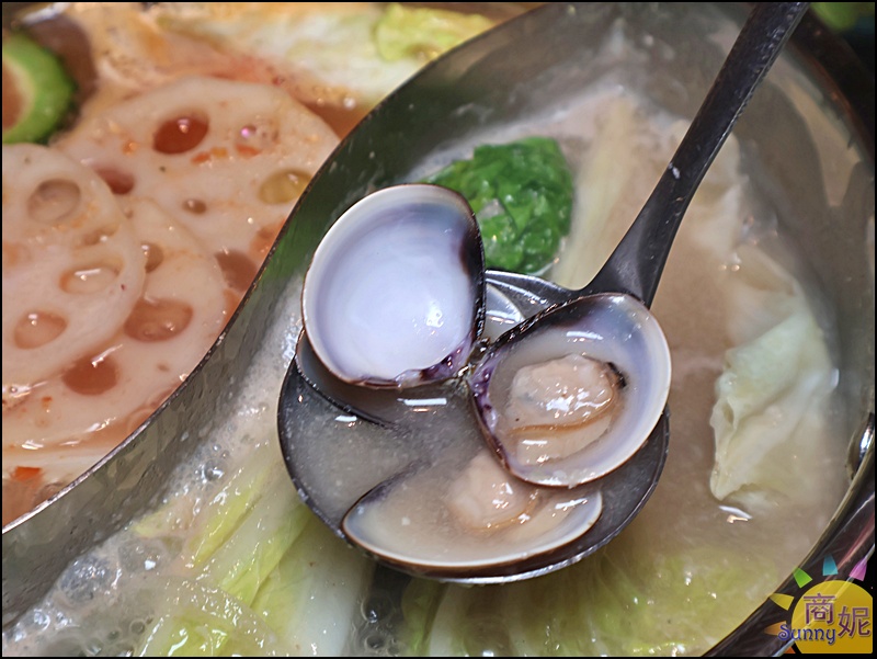 月團圓個人鴛鴦鍋湯底推薦：牛奶南瓜雞湯、老火川香麻辣與番茄雞湯