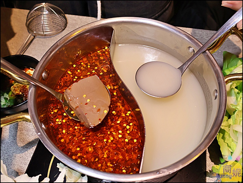 月團圓個人鴛鴦鍋湯底推薦:牛奶南瓜雞湯、老火川香麻辣與番茄雞湯