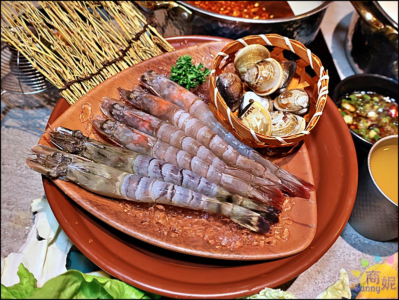 月團圓火鍋海鮮單點,鮮甜草蝦與肥美蛤蜊搭配雞湯鍋底