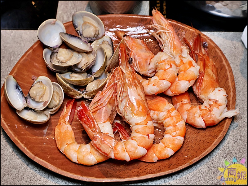 月團圓火鍋海鮮單點，鮮甜草蝦與肥美蛤蜊搭配雞湯鍋底