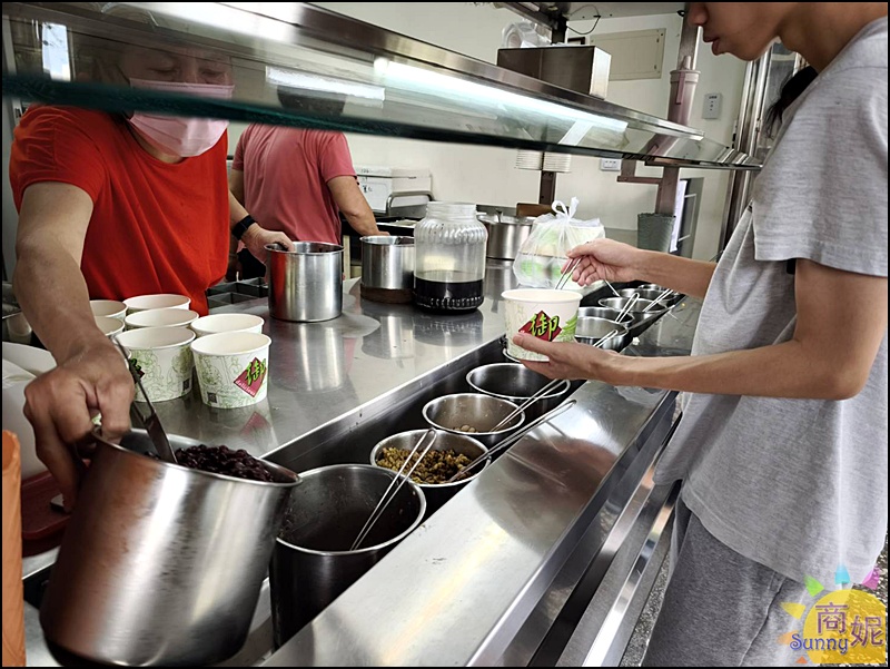 民生路無名豆花|台中排隊豆花嫩仙草55元8種料隨你加到滿超佛心!一天只賣4.5小時Google2千好評