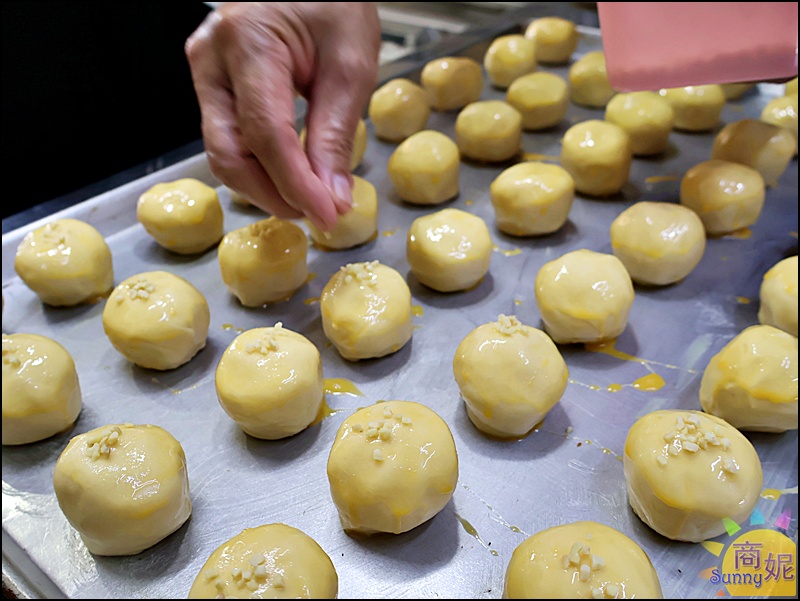 一六堂餅店|台中伴手禮推薦50年老店超人氣金沙蛋黃酥!獨家秘方內餡包覆大顆紅土鹹蛋黃，北屯必買伴手禮
