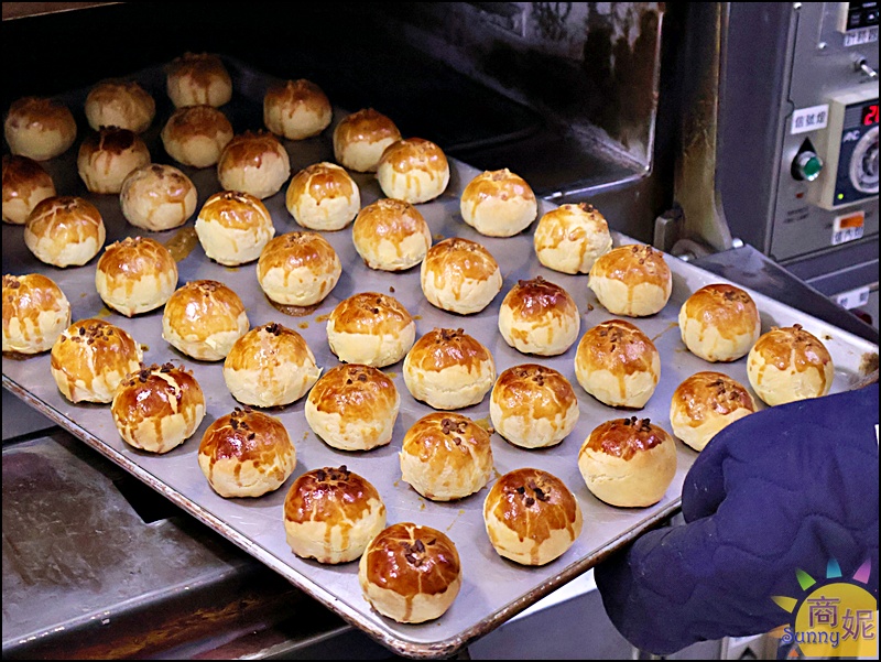 一六堂餅店|台中伴手禮推薦50年老店超人氣金沙蛋黃酥!獨家秘方內餡包覆大顆紅土鹹蛋黃，北屯必買伴手禮