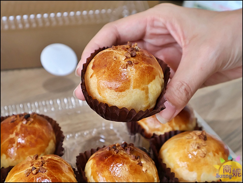 一六堂餅店|台中伴手禮推薦50年老店超人氣金沙蛋黃酥!獨家秘方內餡包覆大顆紅土鹹蛋黃，北屯必買伴手禮