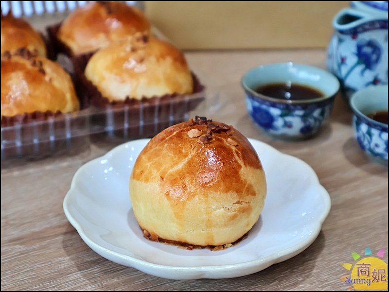 一六堂餅店|台中伴手禮推薦50年老店超人氣金沙蛋黃酥!獨家秘方內餡包覆大顆紅土鹹蛋黃，北屯必買伴手禮