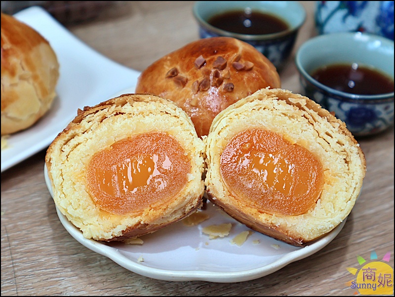 一六堂餅店|台中伴手禮推薦50年老店超人氣金沙蛋黃酥!獨家秘方內餡包覆大顆紅土鹹蛋黃，北屯必買伴手禮
