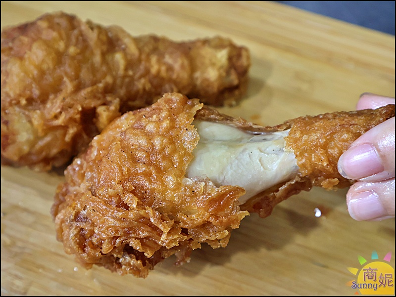 伙伕炸雞中美店｜台中向上市場美食推薦！65元超大雞排、雞翅6支100元下午茶點心宵夜必吃外酥內噴汁CP值爆表