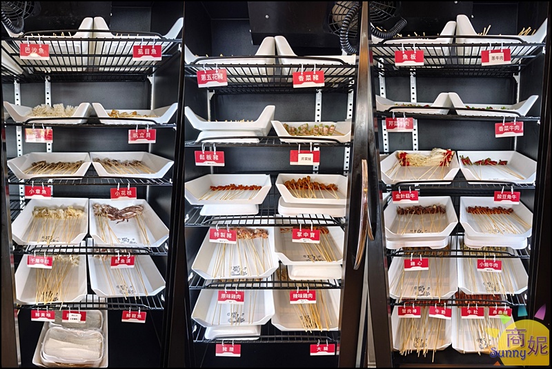 蜀都串香火鍋員林店｜員林美食推薦全台唯一熊貓主題串串鍋免服務費！必點奔馳鍋爽吃3種鍋底免人頭費，串串均一價12元附自助吧吃到飽