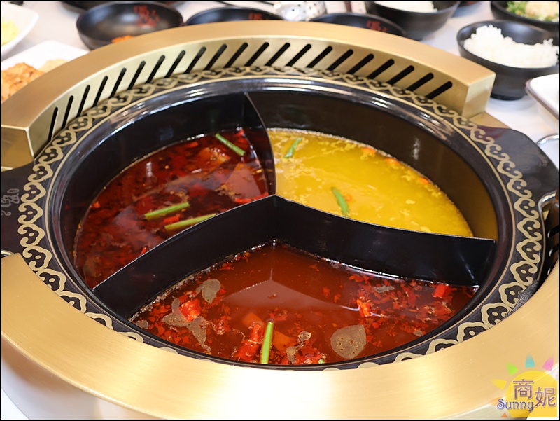 蜀都串香火鍋員林店｜員林美食推薦全台唯一熊貓主題串串鍋免服務費！必點奔馳鍋爽吃3種鍋底免人頭費，串串均一價12元附自助吧吃到飽