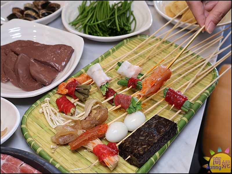 蜀都串香火鍋員林店｜員林美食推薦全台唯一熊貓主題串串鍋免服務費！必點奔馳鍋爽吃3種鍋底免人頭費，串串均一價12元附自助吧吃到飽