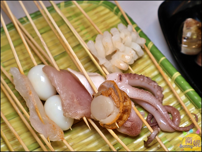 蜀都串香火鍋員林店｜員林美食推薦全台唯一熊貓主題串串鍋免服務費！必點奔馳鍋爽吃3種鍋底免人頭費，串串均一價12元附自助吧吃到飽