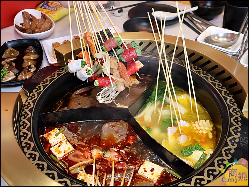 蜀都串香火鍋員林店｜員林美食推薦全台唯一熊貓主題串串鍋免服務費！必點奔馳鍋爽吃3種鍋底免人頭費，串串均一價12元附自助吧吃到飽