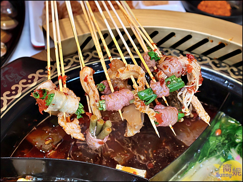 蜀都串香火鍋員林店｜員林美食推薦全台唯一熊貓主題串串鍋免服務費！必點奔馳鍋爽吃3種鍋底免人頭費，串串均一價12元附自助吧吃到飽