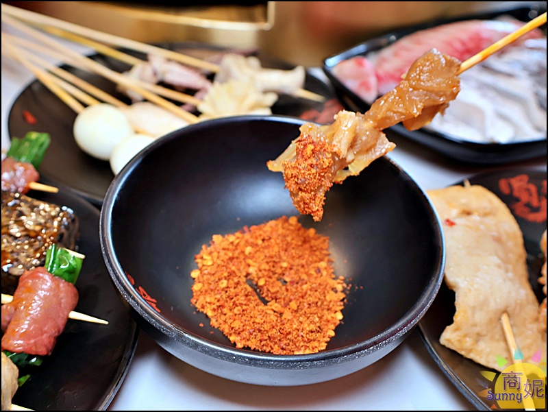 蜀都串香火鍋員林店｜員林美食推薦全台唯一熊貓主題串串鍋免服務費！必點奔馳鍋爽吃3種鍋底免人頭費，串串均一價12元附自助吧吃到飽