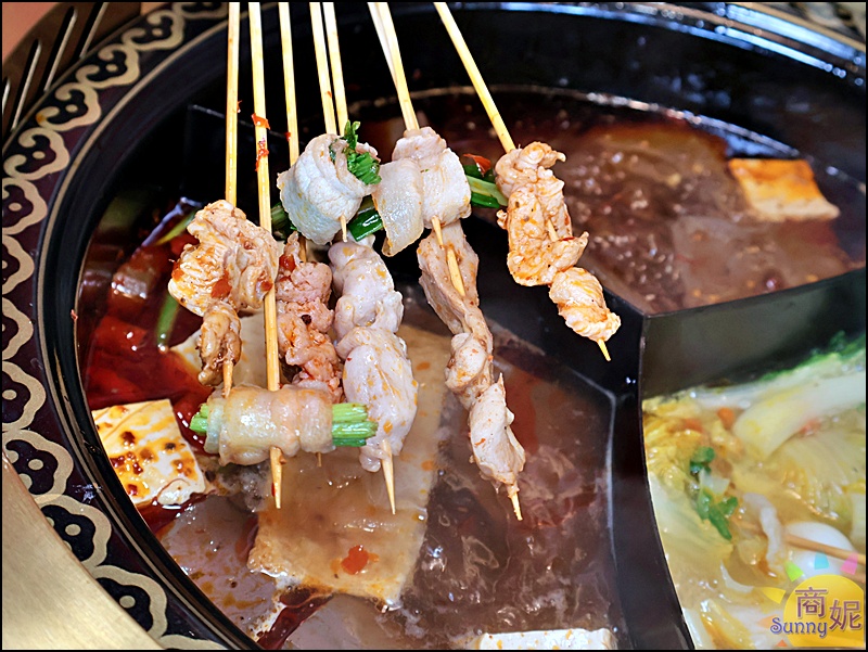 蜀都串香火鍋員林店｜員林美食推薦全台唯一熊貓主題串串鍋免服務費！必點奔馳鍋爽吃3種鍋底免人頭費，串串均一價12元附自助吧吃到飽