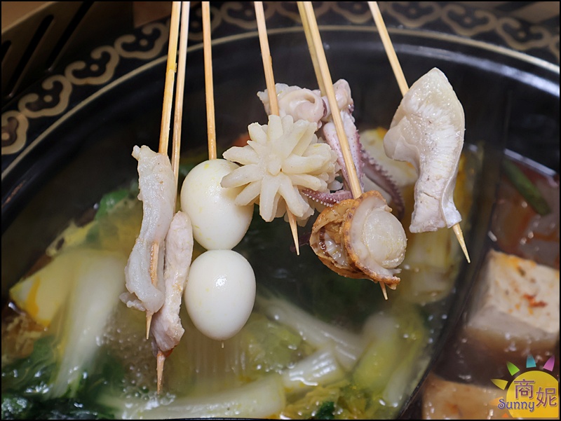 蜀都串香火鍋員林店｜員林美食推薦全台唯一熊貓主題串串鍋免服務費！必點奔馳鍋爽吃3種鍋底免人頭費，串串均一價12元附自助吧吃到飽