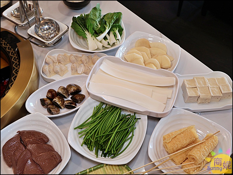 蜀都串香火鍋員林店｜員林美食推薦全台唯一熊貓主題串串鍋免服務費！必點奔馳鍋爽吃3種鍋底免人頭費，串串均一價12元附自助吧吃到飽
