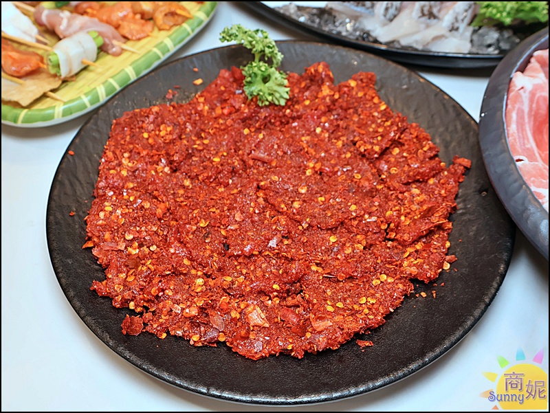蜀都串香火鍋員林店｜員林美食推薦全台唯一熊貓主題串串鍋免服務費！必點奔馳鍋爽吃3種鍋底免人頭費，串串均一價12元附自助吧吃到飽