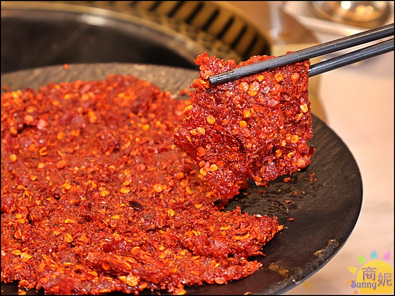 蜀都串香火鍋員林店｜員林美食推薦全台唯一熊貓主題串串鍋免服務費！必點奔馳鍋爽吃3種鍋底免人頭費，串串均一價12元附自助吧吃到飽