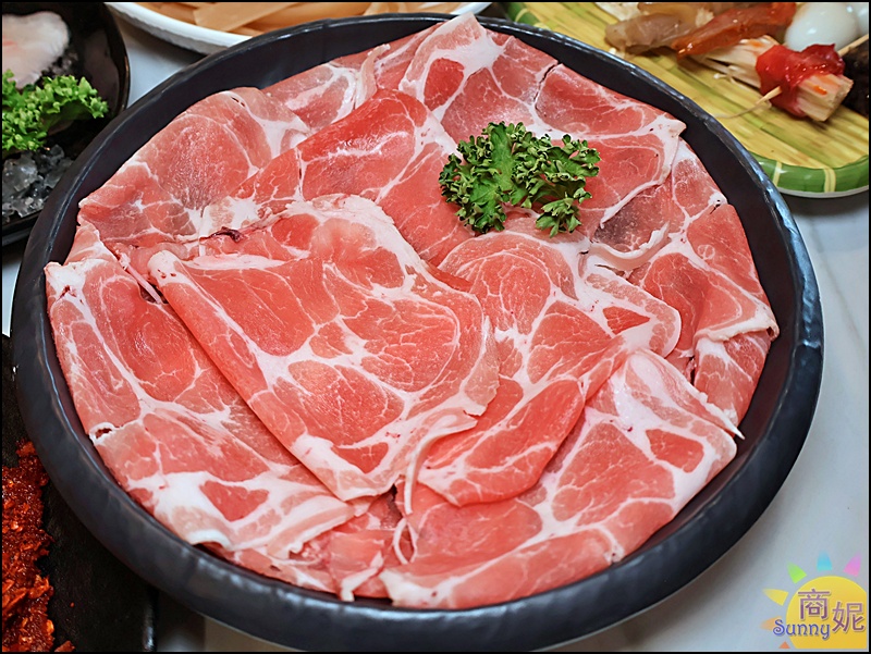 蜀都串香火鍋員林店｜員林美食推薦全台唯一熊貓主題串串鍋免服務費！必點奔馳鍋爽吃3種鍋底免人頭費，串串均一價12元附自助吧吃到飽
