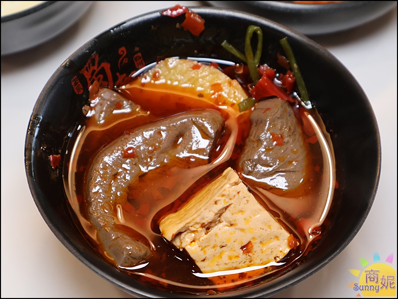 蜀都串香火鍋員林店｜員林美食推薦全台唯一熊貓主題串串鍋免服務費！必點奔馳鍋爽吃3種鍋底免人頭費，串串均一價12元附自助吧吃到飽