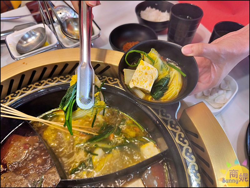 蜀都串香火鍋員林店｜員林美食推薦全台唯一熊貓主題串串鍋免服務費！必點奔馳鍋爽吃3種鍋底免人頭費，串串均一價12元附自助吧吃到飽