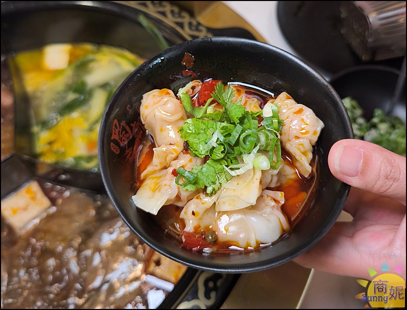 蜀都串香火鍋員林店｜員林美食推薦全台唯一熊貓主題串串鍋免服務費！必點奔馳鍋爽吃3種鍋底免人頭費，串串均一價12元附自助吧吃到飽