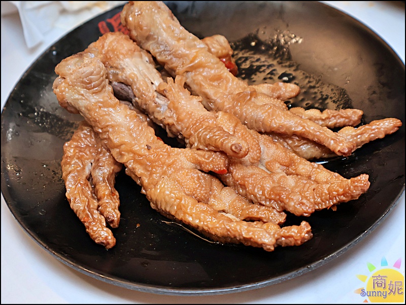 蜀都串香火鍋員林店｜員林美食推薦全台唯一熊貓主題串串鍋免服務費！必點奔馳鍋爽吃3種鍋底免人頭費，串串均一價12元附自助吧吃到飽