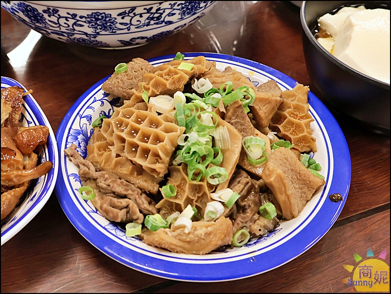 大鼎夏荷麵食館埔里店|苗栗超人氣牛肉麵開二店!古色古香寬敞空間、古董收藏免費參觀,古早味豆花吃到飽免服務費大型停車場交通便利 大鼎夏荷麵食館埔里店|苗栗超人氣牛肉麵開二店!古色古香寬敞空間、古董收藏免費參觀,古早味豆花吃到飽免服務費大型停車場交通便利