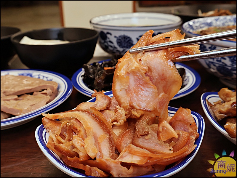 大鼎夏荷麵食館埔里店|苗栗超人氣牛肉麵開二店!古色古香寬敞空間、古董收藏免費參觀,古早味豆花吃到飽免服務費大型停車場交通便利 大鼎夏荷麵食館埔里店|苗栗超人氣牛肉麵開二店!古色古香寬敞空間、古董收藏免費參觀,古早味豆花吃到飽免服務費大型停車場交通便利