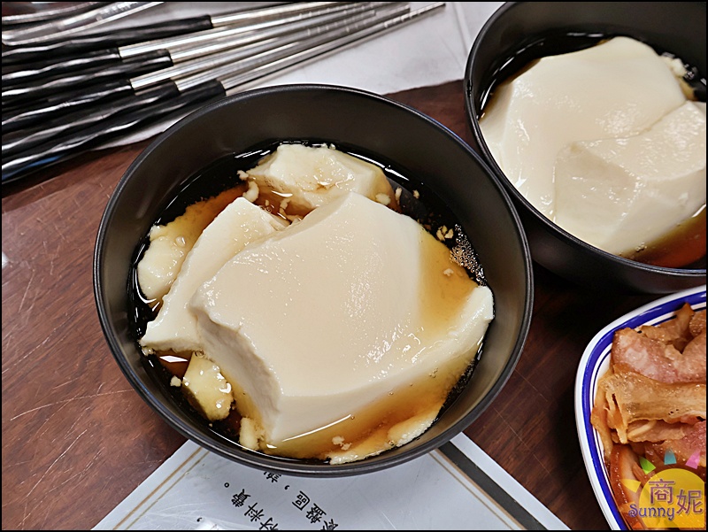 大鼎夏荷麵食館埔里店|苗栗超人氣牛肉麵開二店！古色古香寬敞空間、古董收藏免費參觀，古早味豆花吃到飽免服務費大型停車場交通便利