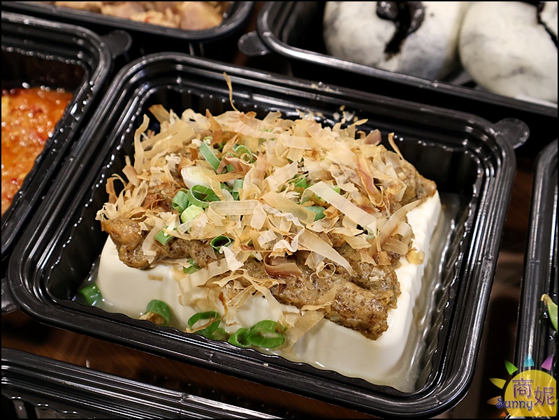 叁食初外帶櫃｜食尚玩家報導老宅私房菜新光三越也有！招牌私房菜、個人養生煲湯外帶即食，現在還有8折優惠