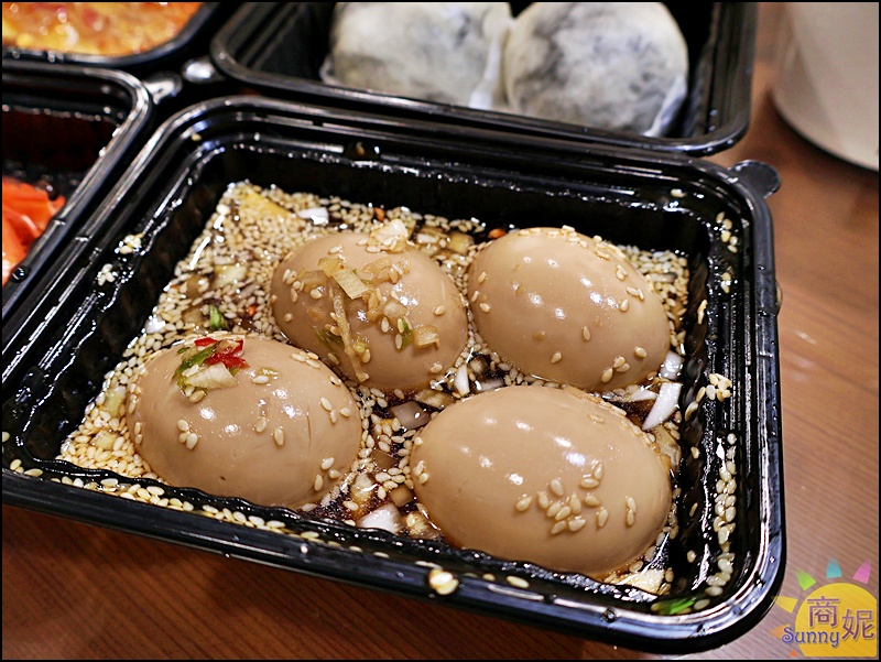叁食初外帶櫃｜食尚玩家報導老宅私房菜新光三越也有！招牌私房菜、個人養生煲湯外帶即食，現在還有8折優惠