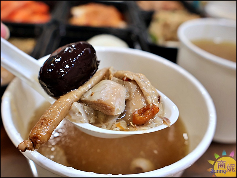 叁食初外帶櫃｜食尚玩家報導老宅私房菜新光三越也有！招牌私房菜、個人養生煲湯外帶即食，現在還有8折優惠
